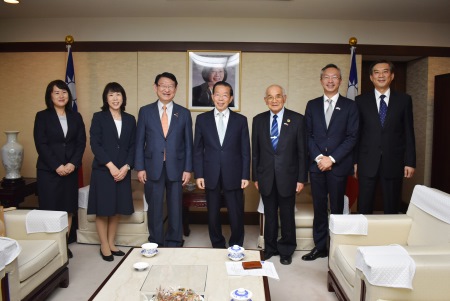謝長廷・駐日代表（写真中央）、多田善洋・館林市長（左3）、「館林日台親善交流協会」の金井田好勇・会長（右3）および蔡炎峰・事務局長（右2）、周学佑・駐日副代表（右1）
