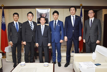 謝長廷・駐日代表（写真左3）。新体制となった自由民主党青年局幹部一行：藤原崇・青年局長/衆議院議員（左2）、中曽根康隆・青年局長代理/衆議院議員（右3）、金子俊平・国際部長/衆議院議員（右2）、山本左近・国際部副部長/衆議院議員（左1）。
