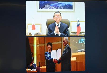 花蓮県吉安郷と北海道釧路町の友好交流協定締結式が釧路町で行われた。
謝長廷・駐日代表（スクリーン上）、游淑貞・花蓮県吉安郷長（スクリーン下左）、小松茂・北海道釧路町長（スクリーン下右）