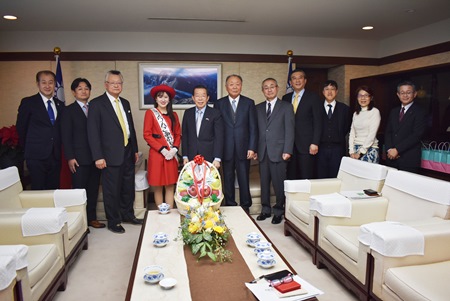 謝長廷・駐日代表（写真左5）、「一般社団法人青森県りんご輸出協会」の丹代金一・理事長（左6）、竹谷保・専務理事（右5）、北山和彦・常務理事（左2）、松尾英輔・青森県観光国際戦略局次長（左1）、「一般社団法人青森県りんご対策協議会」の加川雅人・会長（左3）、ミスりんごの成田葵葉さん（左4）。周学佑・駐日副代表（右4）。一行は来週、青森リンゴおよび青森県PRのため、台湾を訪問する。
