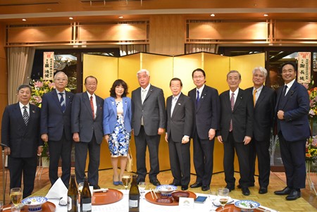 謝長廷・駐日代表（写真右5）。「一般社団法人 日本台湾親善協会」の衛藤征士郎・会長/衆議院議員（右4）をはじめ、顧問を務める衆参両院の各議員および前国会議員、僑界のリーダー。
