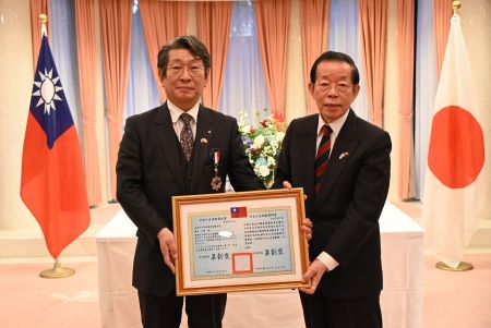 台北駐日経済文化代表処の謝長廷代表（写真右）は12月8日、中華民国（台湾）外交部より全国日台友好議員協議会会長の藤田和秀氏（名古屋市会議員、写真左）に授与された「外交の友貢献賞」を伝達し、藤田会長の長年にわたる台日友好交流への尽力と協力の貢献に感謝の意を表した。
