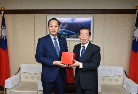 謝長廷・駐日代表（右）、山科朝則・山形県新庄市長（左）