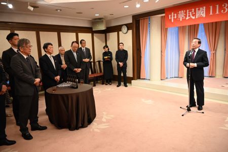 駐日代表処新年会で挨拶する謝長廷・駐日代表（右）。同新年会には日本台湾交流協会台北事務所代表を務めた今井正・元代表、沼田幹夫・元代表、泉裕泰・前代表らも出席した。