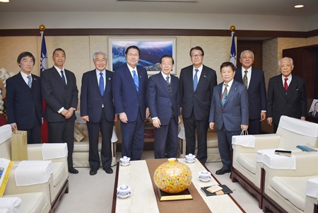 謝長廷・駐日代表（写真中央）、「一般社団法人日本台湾親善協会」の衛藤征士郎・会長/衆議院議員（左4）、山本順三・副会長/参議院議員（右4）ら役員一行
