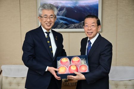 謝長廷・駐日代表（右）、櫻田宏・青森県弘前市長（左）