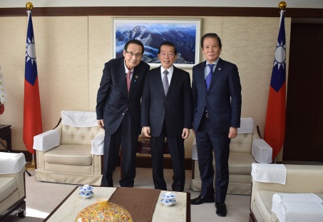 謝長廷・駐日代表（写真中央）、「日華親善協会全国連合会」の藤井孝男・会長（左）および丹羽太一・理事長（右）
