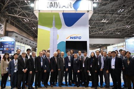 謝長廷・駐日代表（写真前列右７）、鄒幼涵・駐日代表処顧問（前列右５）、荘天明・中央研究院物理研究所副研究員（出展プロジェクトリーダー、前列右８）および中央研究院の呉茂昆院士（前列左８）、李定国院士（前列右６）、張嘉升・物理研究所所長（前列左７）、並びに台湾パビリオン出展者ら