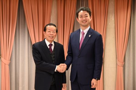 謝長廷・駐日代表（左）、熊谷俊人・千葉県知事（右）