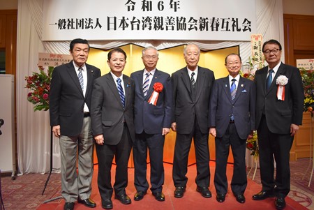 写真右から山本順三・副会長/参議院議員、河村建夫・前衆議院議員、玉澤徳一郎・名誉会長/元衆議院議員、蔡明耀・駐日副代表、宮下一郎・衆議院議員、伊東良孝・衆議院議員
