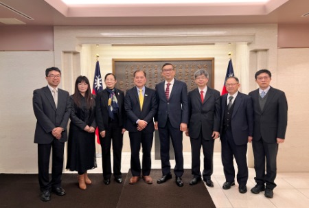 周学佑・駐日副代表（写真右4）、鄒幼涵・駐日代表処顧問（左3）。「台湾科学技術協会」の楊馬田・新理事長（左4）、黄野銀介・前理事長（右3）、新任となった同協会の理監事一行。
一行は訪問の中で、今年度の活動報告、新任理監事の紹介、講演会および会員大会のテーマの企画・構想などを説明すると共に、学術および産業面での台日科学技術協力のさらなる発展について、意見交換を行った。
