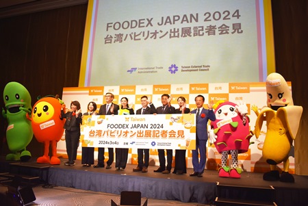 周学佑・駐日副代表は「FOODEX JAPAN 2024」開幕前日、都内のホテルで開かれた同展の「台湾パビリオン出展記者会見」に出席した。写真右から翁章梁・嘉義県長、范美玲・農業部主任秘書、李冠志・経済部国際貿易署副署長、黄志芳・台湾貿易センター（TAITRA）会長、ゲストのビビアン・スーさん、周学佑・駐日副代表、周春米・屏東県長、黄敏恵・嘉義市長。
