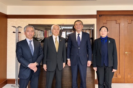 周学佑・駐日副代表（写真右2）、「東京エレクトロン株式会社」サスティナビリティ統括部門の荻野裕史部長（左2）および桝永慎一郎部長代理（左1）、鄒幼涵・駐日代表処顧問（右1）。
訪問の中で、周・駐日副代表は「台湾と日本の価値観は近い。台湾は積極的に理念の近い国々と安全・安定したサプライチェーンの確立を推進しており、日本とも良好な意思疎通の協力ルートを構築している。台日双方は友好的な基礎の下、科学技術および人材協力を推進していくことができる」と述べた。
