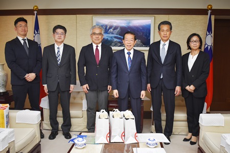 謝長廷・駐日代表（写真右3）、山口伸樹・笠間市長/茨城県市長会顧問（右2）、堀江英夫・茨城県市長会常務理事兼事務局長（左3）。
