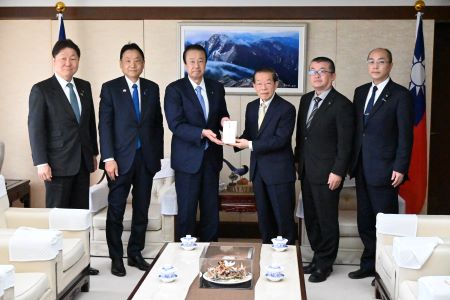 「日台共栄首長連盟」に加盟の地方自治体首長らが台湾花蓮震災義援金を謝長廷・駐日代表に手交した。写真左より、高橋勝浩・東京都稲城市長、野田義和・大阪府東大阪市長、宮元陸・石川県加賀市長、謝長廷・駐日代表、吉田信解・埼玉県本庄市長、白岩孝夫・山形県南陽市長