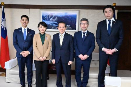 写真左より、自民党青年局の山本左近・国際部副部長/衆議院議員、鈴木貴子・青年局長/衆議院議員、謝長廷・駐日代表、藤井一博・局長代理/参議院議員、金子俊平・国際部長/衆議院議員