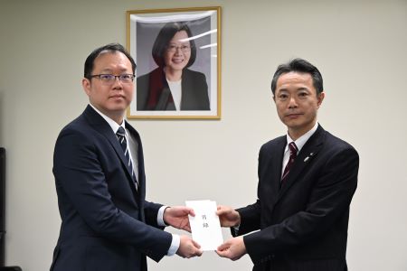 末永仁一・宮城県東京事務所所長（写真右）が宮城県からの台湾花蓮震災へのお見舞い金目録を傅国華・駐日代表処政務部長（左）に手交した。