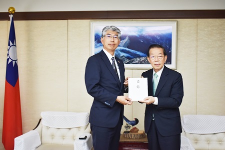 謝長廷・駐日代表（写真右）、横山征成・茨城県副知事（左）。大井川和彦・茨城県知事からのお見舞い状も横山・副知事から手渡された。

