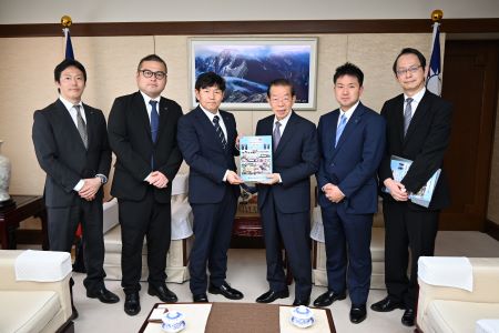 謝長廷・駐日代表（右３）、渡辺陽平・全日本教職員連盟委員長（左３）