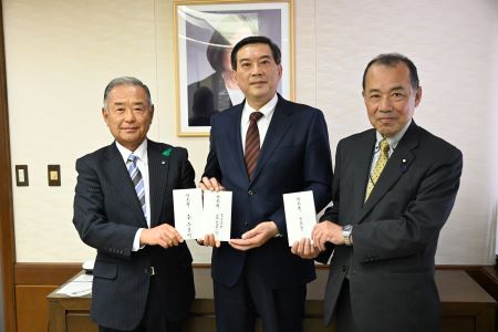 中澤恒喜・群馬県東吾妻町長（左）および佐藤聡一・東吾妻町議会議長（右）より東吾妻町からの台湾花蓮震災お見舞い金を周学佑・駐日副代表（中央）に手交した。