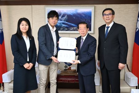 青森県日華親善協会からの台湾花蓮震災義援金目録を謝長廷・駐日代表（右２）に手交。写真：山﨑結子・青森県日華親善協会会長（青森県外ヶ浜町長）（左１）、同会会員の岡村祥平氏（左２）、周学佑・駐日副代表（右１）