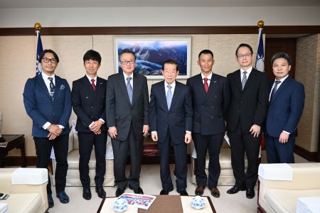 船田元・衆議院議員（左３）から台湾花蓮震災義援金が謝長廷・駐日代表（中央）に手渡された。写真：柿沼章・サイクルスポーツマネジメント株式会社社長（左２）、自転車ロードレースプロチーム「宇都宮ブリッツェン」の馮俊凱選手（右３）