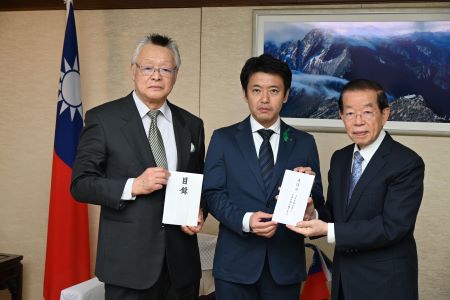 宮下宗一郎・青森県知事（中央）および加川雅人・青森県りんご対策協議会会長（左）が青森県からの台湾花蓮震災義援金を謝長廷・駐日代表に手交した。