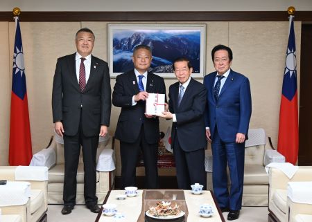 馬場伸幸・日本維新の会代表/衆議院議員（左２）、井上英孝・衆議院議員（左１）、石井章・参議院議員（右１）が駐日代表処を訪問。馬場代表が「日本維新の会」からの台湾花蓮震災義援金目録を謝長廷・駐日代表（右２）に手交した。