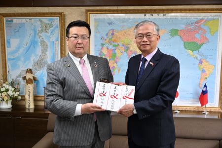 田口知明・秋田県仙北市長（左）が台湾花蓮震災義援金を蔡明耀・駐日副代表（右）に手交した。