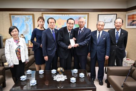 藤井孝男・日華（台）親善協会全国連合会会長（中央）より同会からの台湾花蓮震災義援金を蔡明耀・駐日副代表（右３）に手交した。