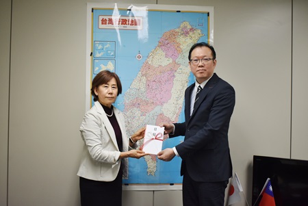 国際人道支援活動の団体「特定非営利活動法人AMDA」の難波妙・副理事長　（写真左）が、AMDAから台湾花蓮震災への義援金目録を傅国華・駐日代表処政務部長（右）へ手交した。
