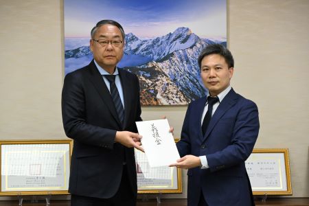 信田光保・千葉県議会日台親善議員連盟会長（左）より同議連からの台湾花蓮震災義援金を林雍凱・駐日代表処政務部次長（右）に手交した。