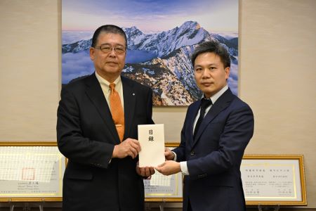 平林昇・千葉県大多喜町長（左）より大多喜町からの台湾花蓮震災義援金目録を林雍凱・駐日代表処政務部次長（右）に手交した。