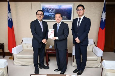 公益財団法人「風に立つライオン基金」からの台湾花蓮震災義援金が謝長廷・駐日代表に手渡された。写真左より、歌手の さだまさしさん、謝長廷・駐日代表、古竹孝一・風に立つライオン基金理事長