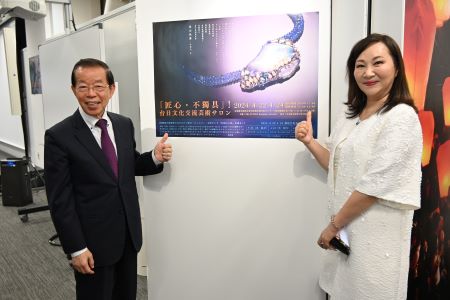 謝長廷・駐日代表（左）が、ジュエリー、旅行写真、詩歌について３日間にわたり語る芸術家・曽郁雯さん（右）の「台日文化交流芸術サロン」開幕式に出席した。