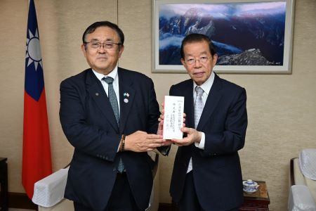 岩田直行・在仙台パラオ共和国名誉総領事（左）より台湾花蓮震災義援金が謝長廷・駐日代表（右）に手渡された。