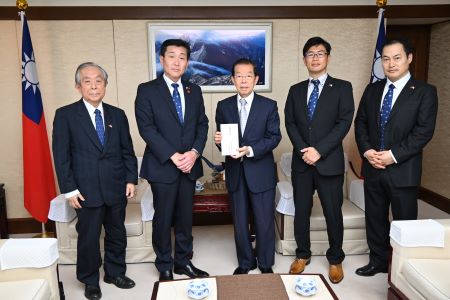「日台高座友の会」が台湾花蓮震災義援金を贈呈。橋本吉宣・日台高座友の会会長より謝長廷・駐日代表に手交した。
写真：謝長廷・駐日代表（中央）、橋本吉宣・日台高座友の会会長（左２）、石川公弘・日台高座友の会顧問（左１）