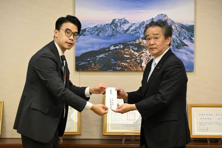 白石英行・東京都文京区議会議長（右）が「日華友好文京区議会議員連盟」からの台湾花蓮震災義援金を林彦廷・駐日代表処政務部課長補佐（左）に手交した。