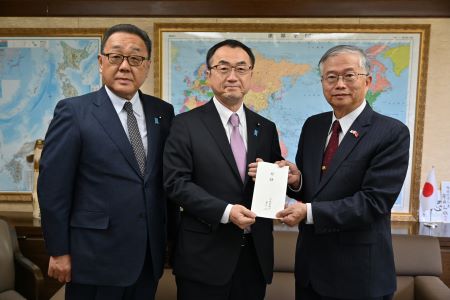 髙橋伸二・宮城県議会議長（左２）および本木忠一・宮城県議会議員（左１）より宮城県議会からの台湾花蓮震災義援金を蔡明耀・駐日副代表（右１）に手交した。