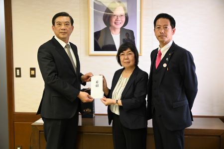 中原恵人・埼玉県吉川市長（右１）および立澤秀子・吉川市国際友好協会会長（右２）より吉川市からの台湾花蓮震災義援金を周学佑・駐日副代表（左）に手交した。