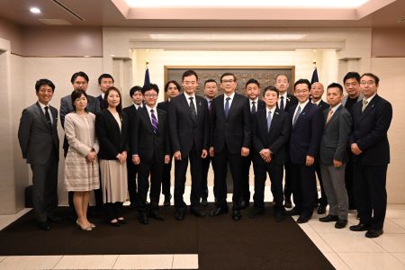 中田宏・参議院議員および日本各地の地方議員らが駐日代表処を訪問し、台湾花蓮震災へのお見舞いの意を表し、台日間の震災支援や地方交流などに関して意見交換した。写真：周学佑・駐日副代表（右９）、中田宏・参議院議員（左９）、羅鴻健・日本中華聯合総会会長（右７）