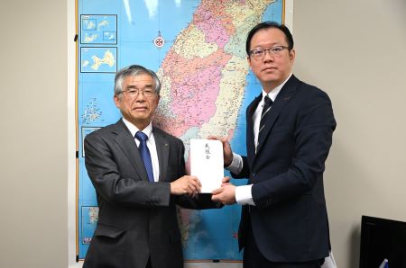 田中泰宏・青森県弘前市副市長（左）より台湾花蓮震災義援金を傅国華・駐日代表処政務部長（右）に手交した。
