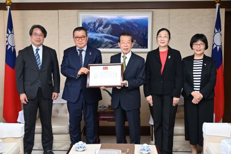 謝長廷・駐日代表（写真中央）は、株式会社ダイセルによる台湾の芸術文化への多大な支援に対して感謝状を贈呈。小河義美・ダイセル代表取締役社長（左２）に手渡した。写真：山根啓・ダイセル常務執行役員（左１）、鄒幼涵・駐日代表処顧問（右２）、王淑芳・駐日代表処台湾文化センター長（右１）