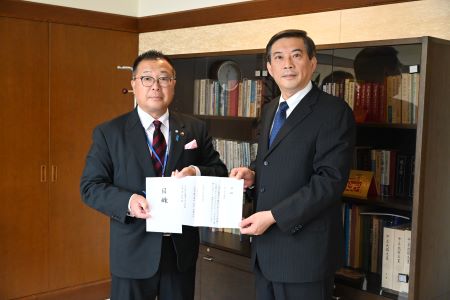 田邊正幸・新潟県五泉市長（左）より五泉市からの台湾花蓮震災義援金を周学佑・駐日副代表（右）に手交した。