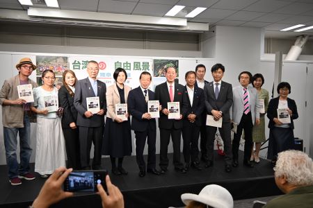 謝長廷・駐日代表（左６）、写真家の宋隆泉氏（左１）、和田有一朗・衆議院議員（右６）、漆間譲司・衆議院議員（右５）、池下卓・衆議院議員（右４）、田中麻美子・日本台湾交流協会総務部長（左５）、王淑芳・台湾文化センター長（右１）