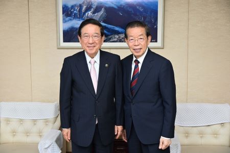 謝長廷・駐日代表（右）、鈴木和夫・福島県白河市長（左）