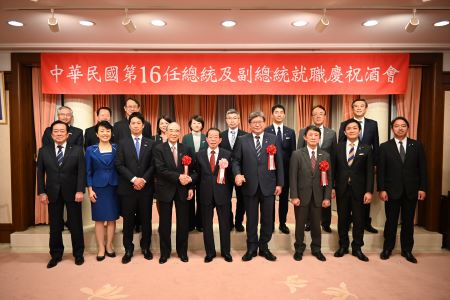 写真：前列左より、石井章・参議院議員、有村治子・参議院議員、藤田文武・日本維新の会幹事長/衆議院議員、大橋光夫・日本台湾交流協会会長、謝長廷・駐日代表、萩生田光一・日華議員懇談会幹事長/衆議院議員、羅鴻健・日本中華聯合総会会長、玉木雄一郎・国民民主党代表/衆議院議員、榛葉賀津也・参議院議員。後列左より、蔡明耀・駐日副代表、詹徳薫・日本中華聯合総会名誉会長、泉裕泰・日本台湾交流協会台北事務所前代表、友納理緒・参議院議員、鈴木貴子・自民党青年局長/衆議院議員、藤井一博・参議院議員、山本左近・衆議院議員、沼田幹夫・日本台湾交流協会台北事務所元代表、周学佑・駐日副代表