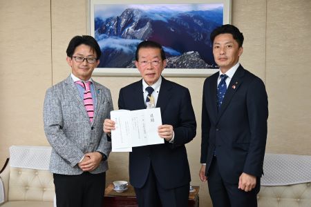荻原健司・座間市議会議長（左）および髙波貴志・座間市議会副議長（右）が神奈川県座間市議会からの台湾花蓮震災義援金目録を謝長廷・駐日代表（中央）に手交した。