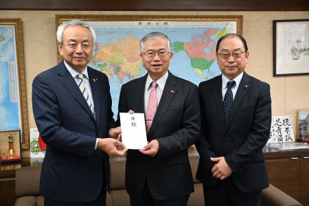 菅原茂・気仙沼市長（左）および鈴木高登・気仙沼市議会議長（右）より宮城県気仙沼市からの台湾花蓮震災義援金目録を蔡明耀・駐日副代表（中央）に手交した。