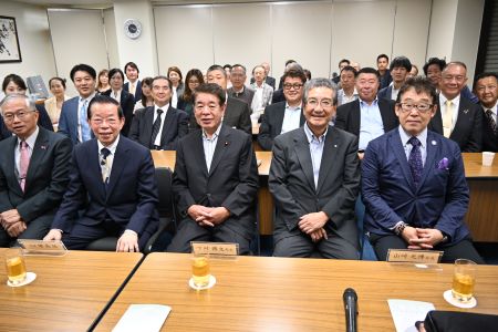 写真前列左より、蔡明耀・駐日副代表、謝長廷・駐日代表、下村博文・衆議院議員、山﨑光博・「若博」会長、上田一成・「若博」副会長。蔡・駐日副代表が最近の台湾情勢と台日関係について講演し、「若博」会員らと意見交換した。